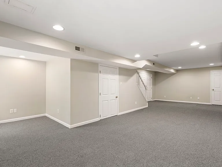 105 Knollwood Ct — Photo 24