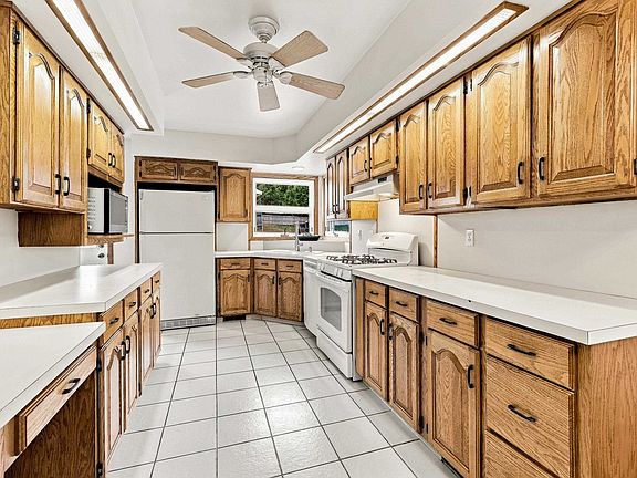 3rd image of 3765 Asbury Rd