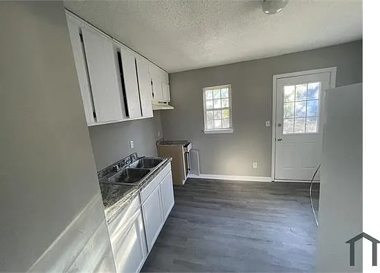 225 Evergreen St — Photo 3