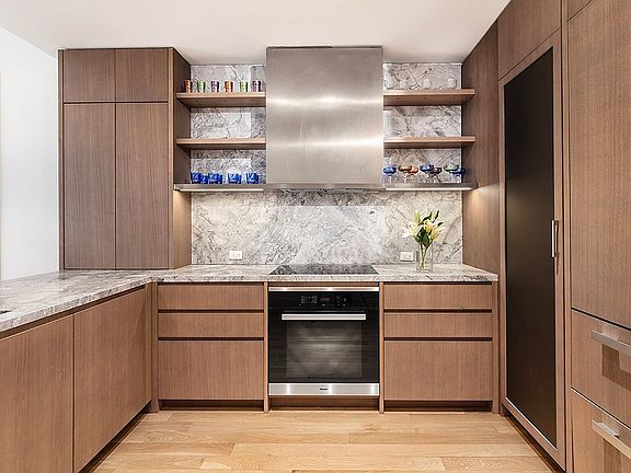 3rd image of 441 W 37th St Floor 3
