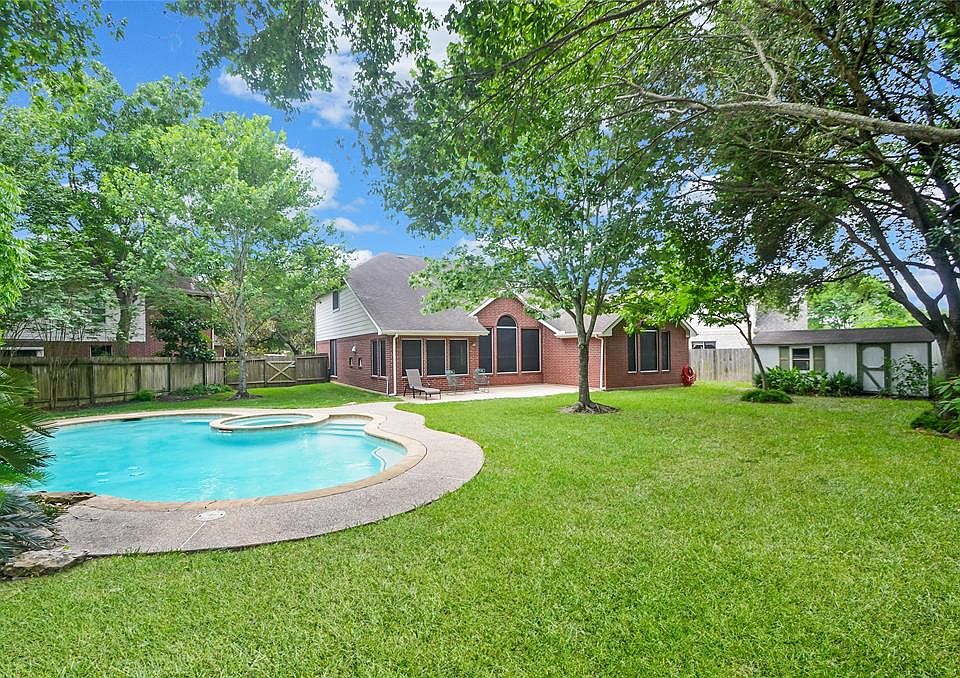 Amazing 1/4 acre Cul-de-sac lot with a private pool and spa.