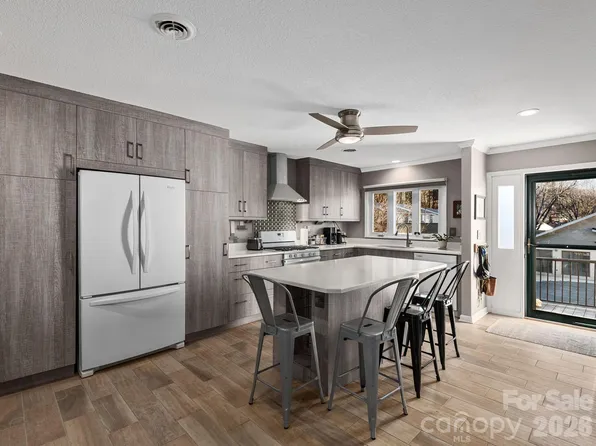 321 Britton Creek Dr, Hendersonville, NC 28791