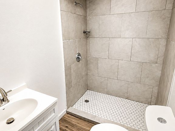 5th image of 2704 Keeler St