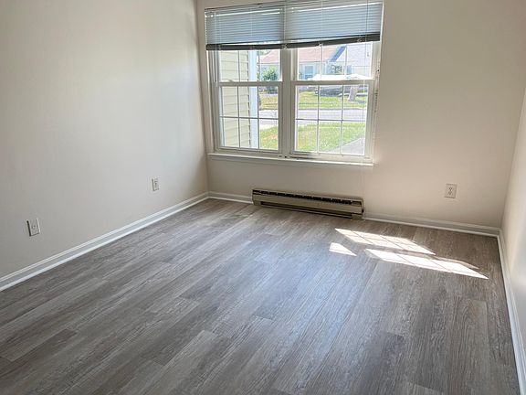 5th image of 828 Chadwick Cir