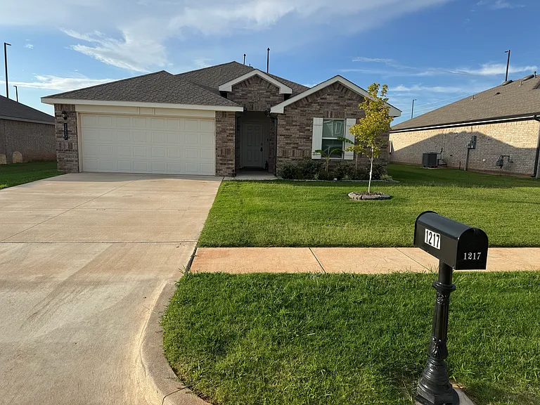 1217 E Stetson Ln — Photo 1