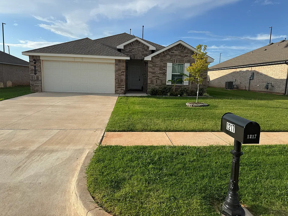 1217 E Stetson Ln