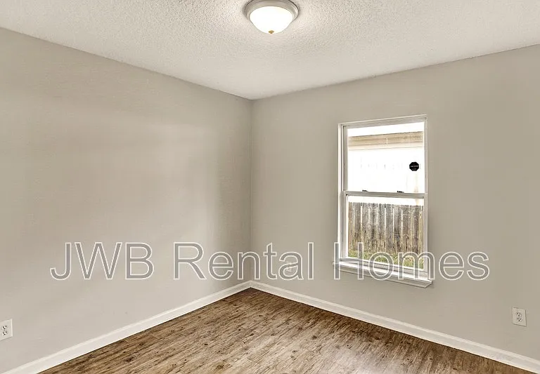 8518 Maple St — Photo 9