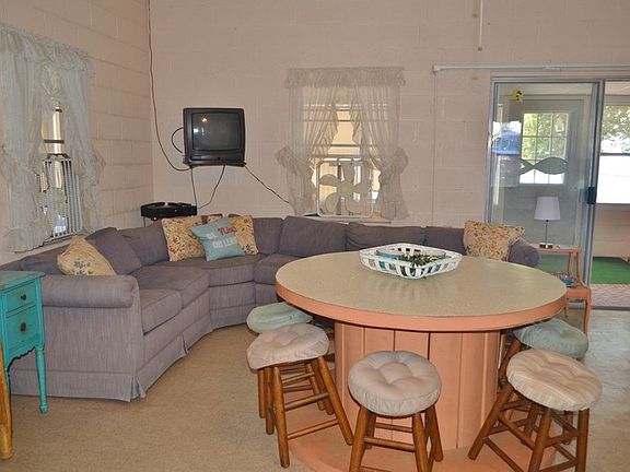 4th image of 323 Lakewood Dr
