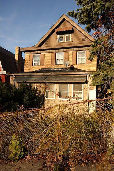 1st image of 402 Fairywood St