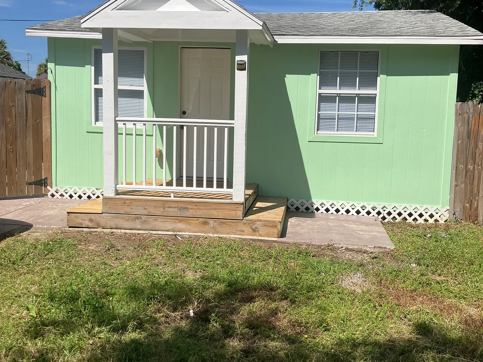 1 bed, 400 sqft, $1,100 — Photo 1