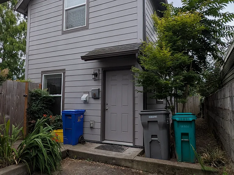 724 NE Holland St #B — Photo 1