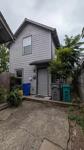 724 NE Holland St #B Photo 1 724 NE Holland St #B Photo 1