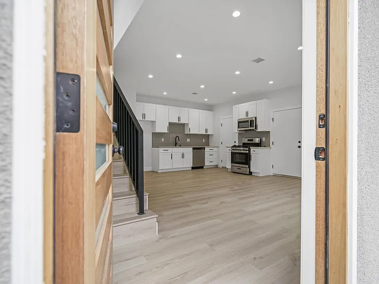 10900 Baird Ave — Photo 1