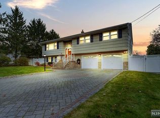 727 Stevens Ct, Paramus, NJ 07652