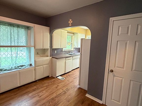 5th image of 1411 Roseneath Ave