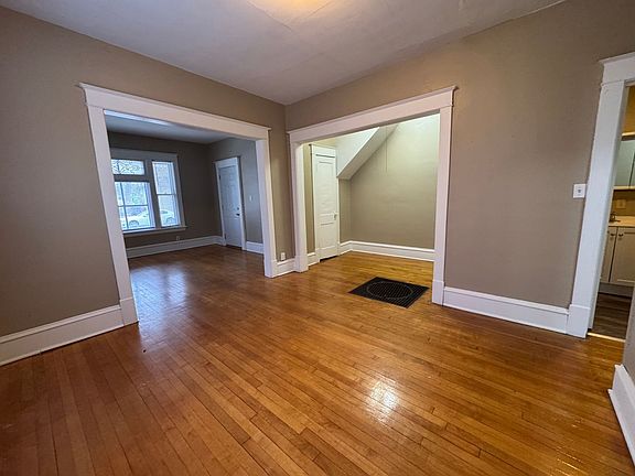 3rd image of 942 Sherburne Ave APT 2