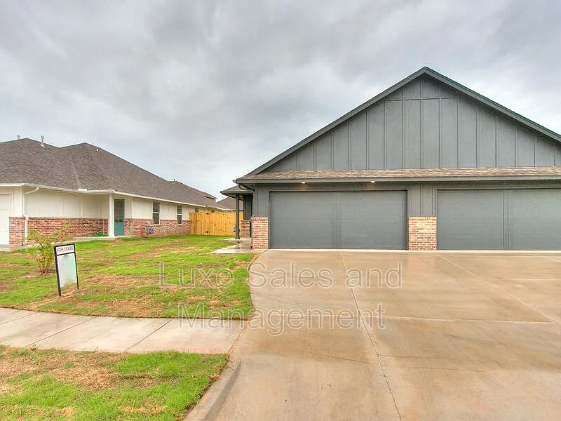 Building Photo - 10526 Utica Dr