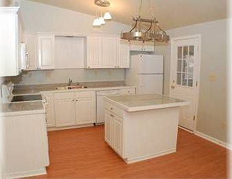 5th image of 607 Wood River Ave