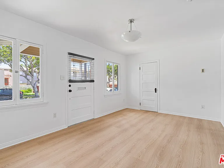 1827 Delaware Ave — Photo 5