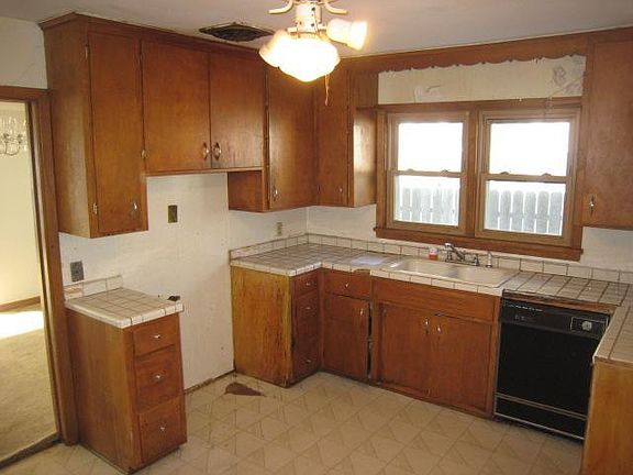 3rd image of 2716 21st Ave N