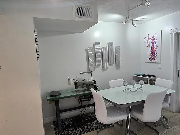 1345 W 41st St #6 — Photo 16