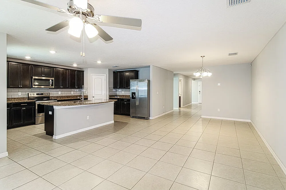5 bed, 3.0 bath, 1986 sqft, $2,235 — Photo 4