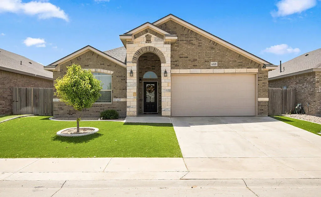 3 bed, 2.0 bath, 2034 sqft, $3,200 — Photo 1