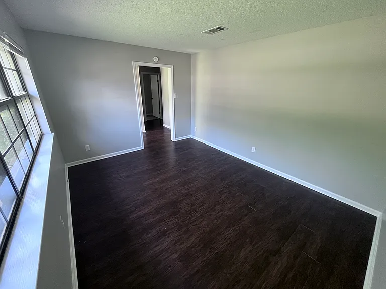 215 Berkshire Cir — Photo 8