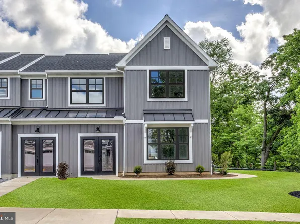 140 Village Dr, Millersville, PA 17551