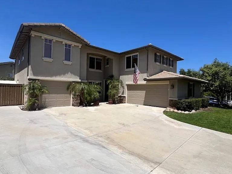 1443 Roadrunner Dr — Photo 2
