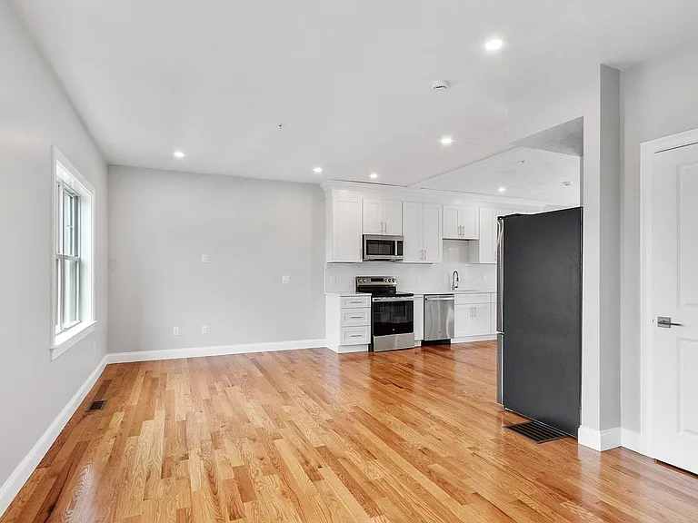 10 Windsor St #1 — Photo 17