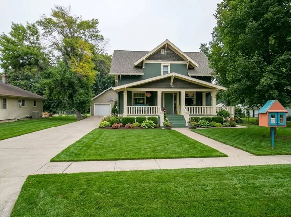 617 2nd St, Hull, IA 51239