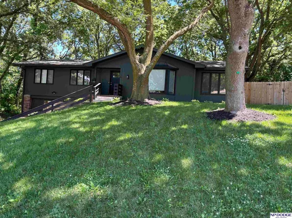 8911 Raven Oaks Dr, Omaha, NE 68152