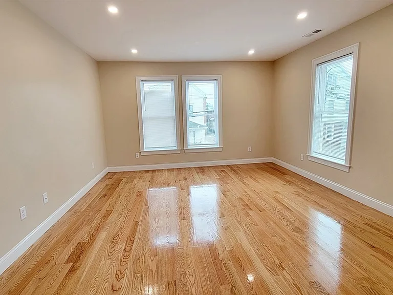 64 Waverly St #3 — Photo 2