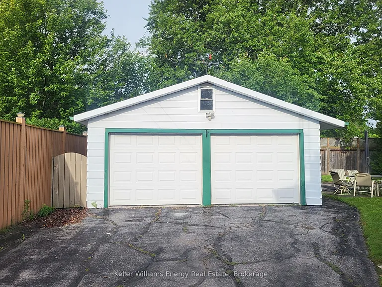 910 Grierson St #LOWER — Photo 23