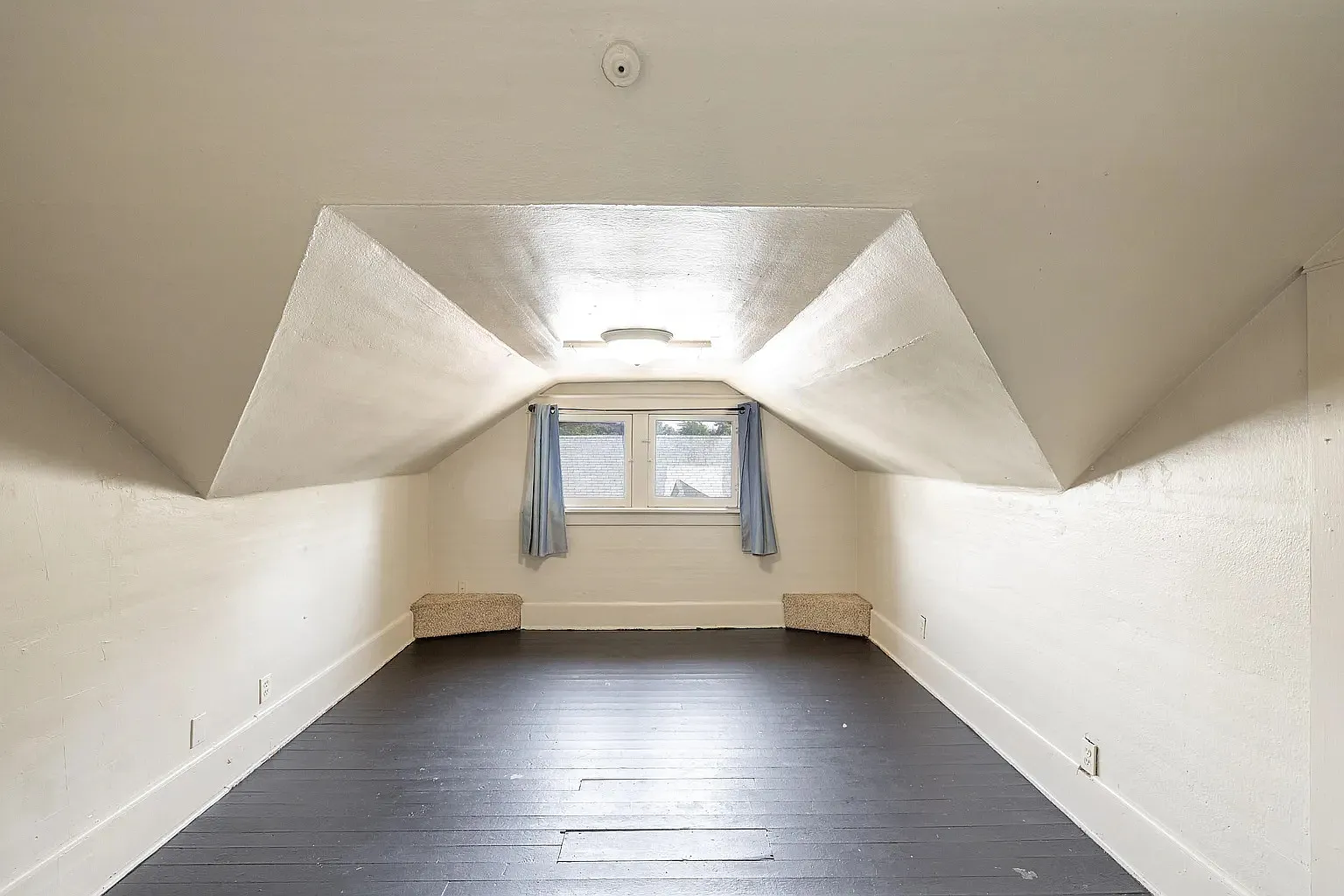 6 bed, 2876 sqft, $3,900 — Photo 2