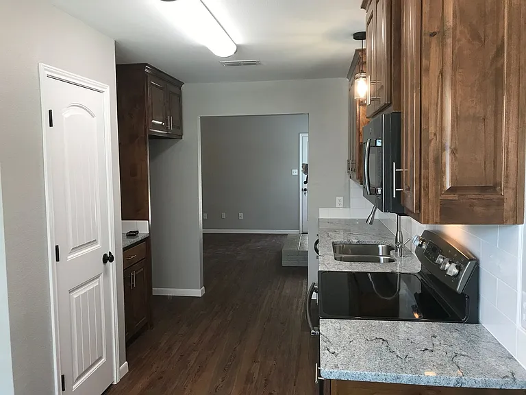 517 Molly Ln — Photo 8