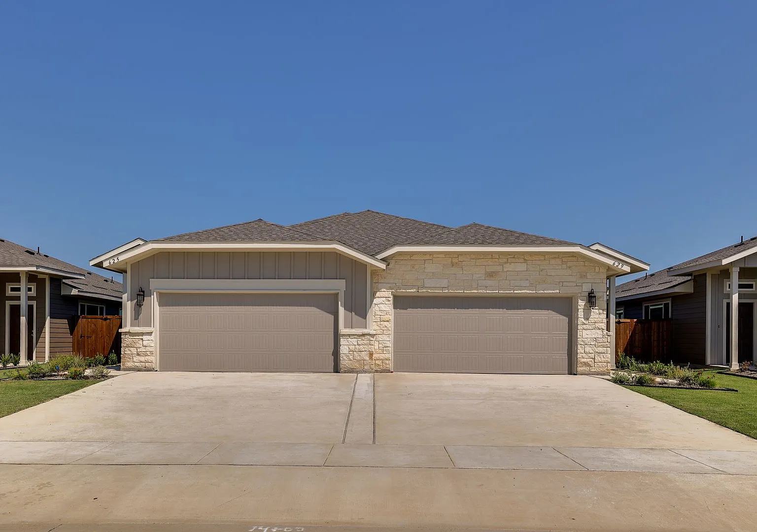 Gorgeous 3 Bedroom Duplex Located In Midlothian Isd! — Photo 1