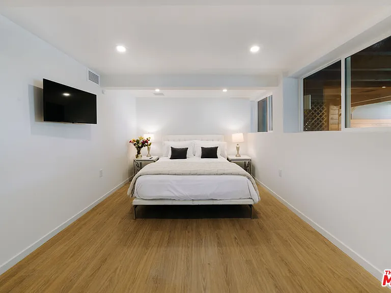 936 Palisades Beach Rd — Photo 15