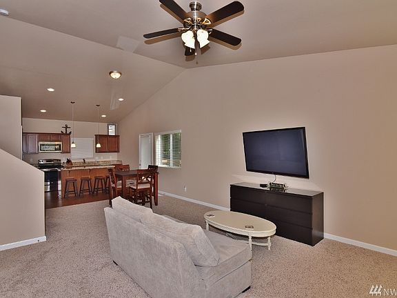 3rd image of 829 Smalley Ln