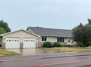 413 S Range Rd, Springfield, MN 56087