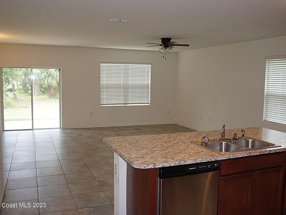 5th image of 1036 Sablon St SE