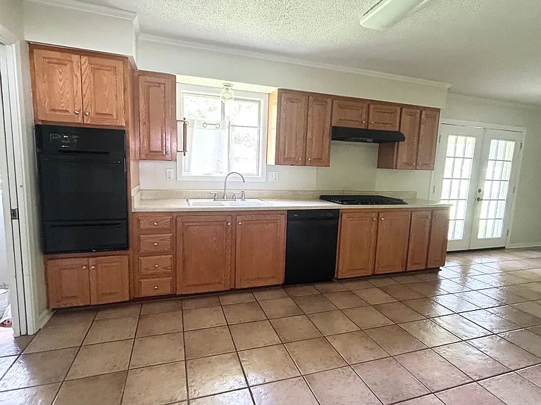 207 Foreman Dr — Photo 2
