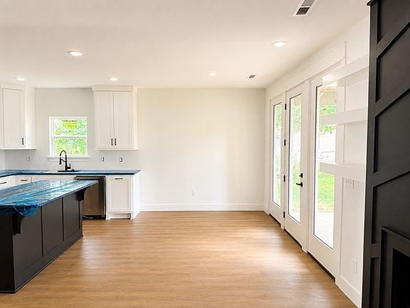 5th image of 707 S Wright St