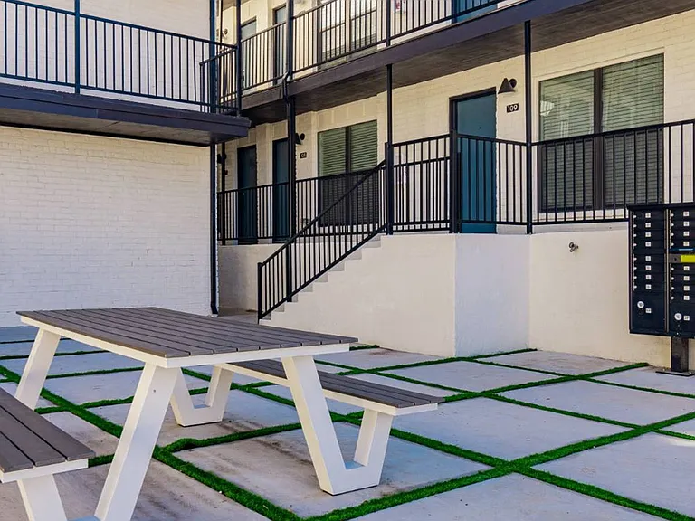 Perrin Flats at Bishop Ridge — Photo 20
