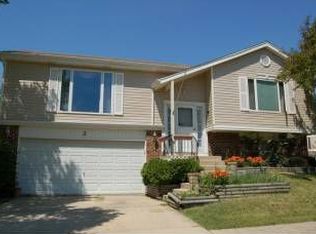 2 Greystone Ct, Streamwood, IL 60107