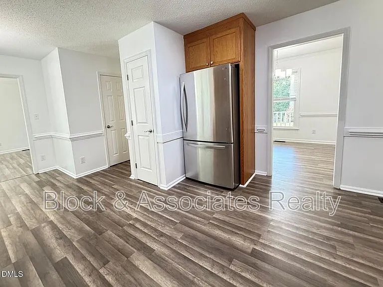 401 Holly Berry Ln — Photo 10