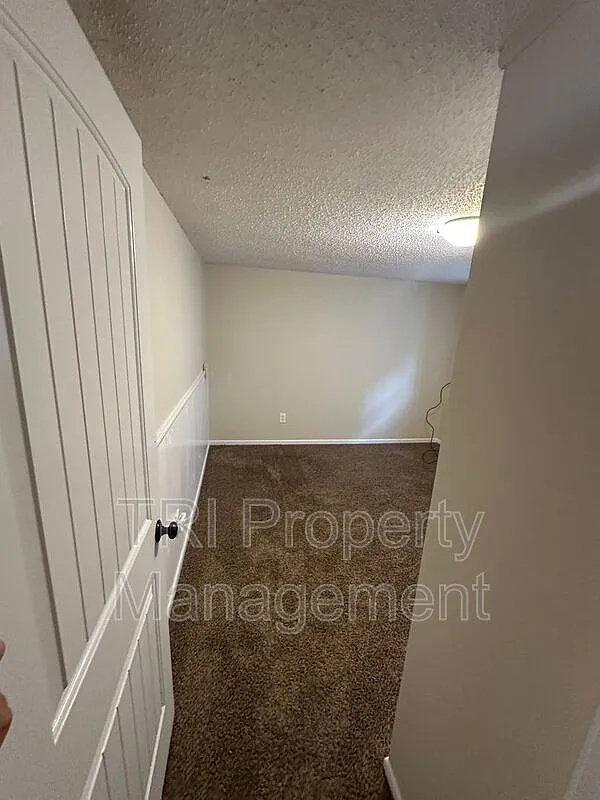 3 bed, 1.0 bath, $1,400 — Photo 4