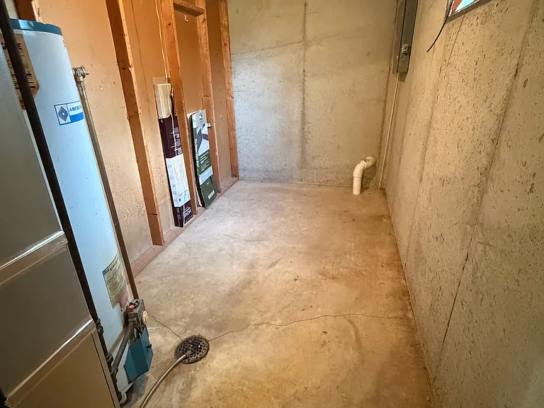 Laundry/storage room
