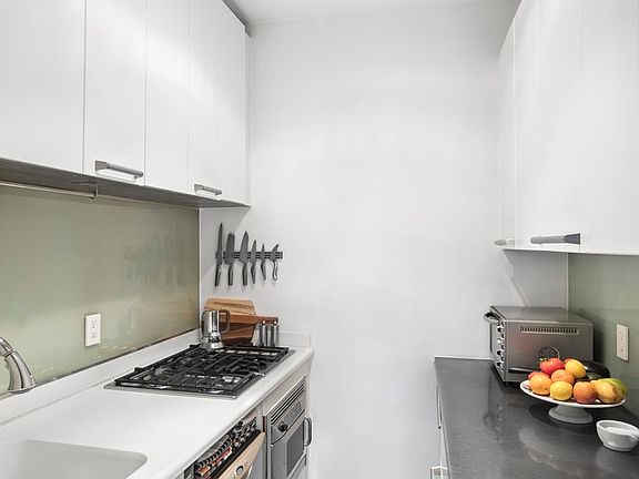 3rd image of 771 Greenwich St #5A